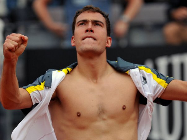 #2 Jerzy Janowicz ripping off his jersey showing up why??? he's Shane's No.2 