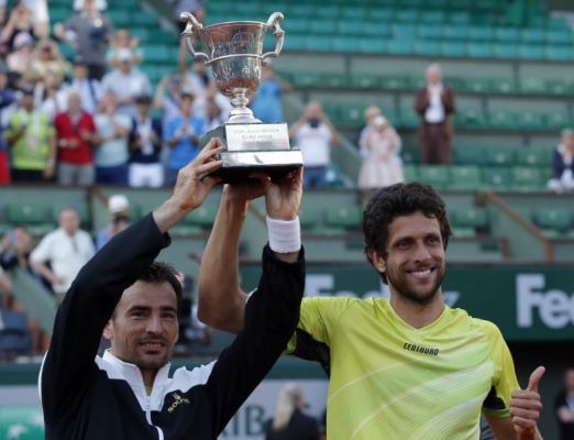 Ivan Dodig and Marcelo Melo lifting the men's doubles trophy 